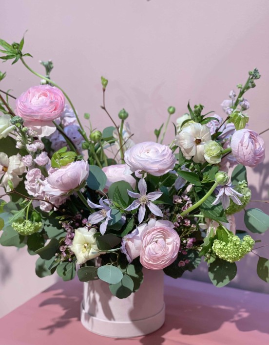 GĖLIŲ DĖŽUTĖ PILNA PAVASARIO